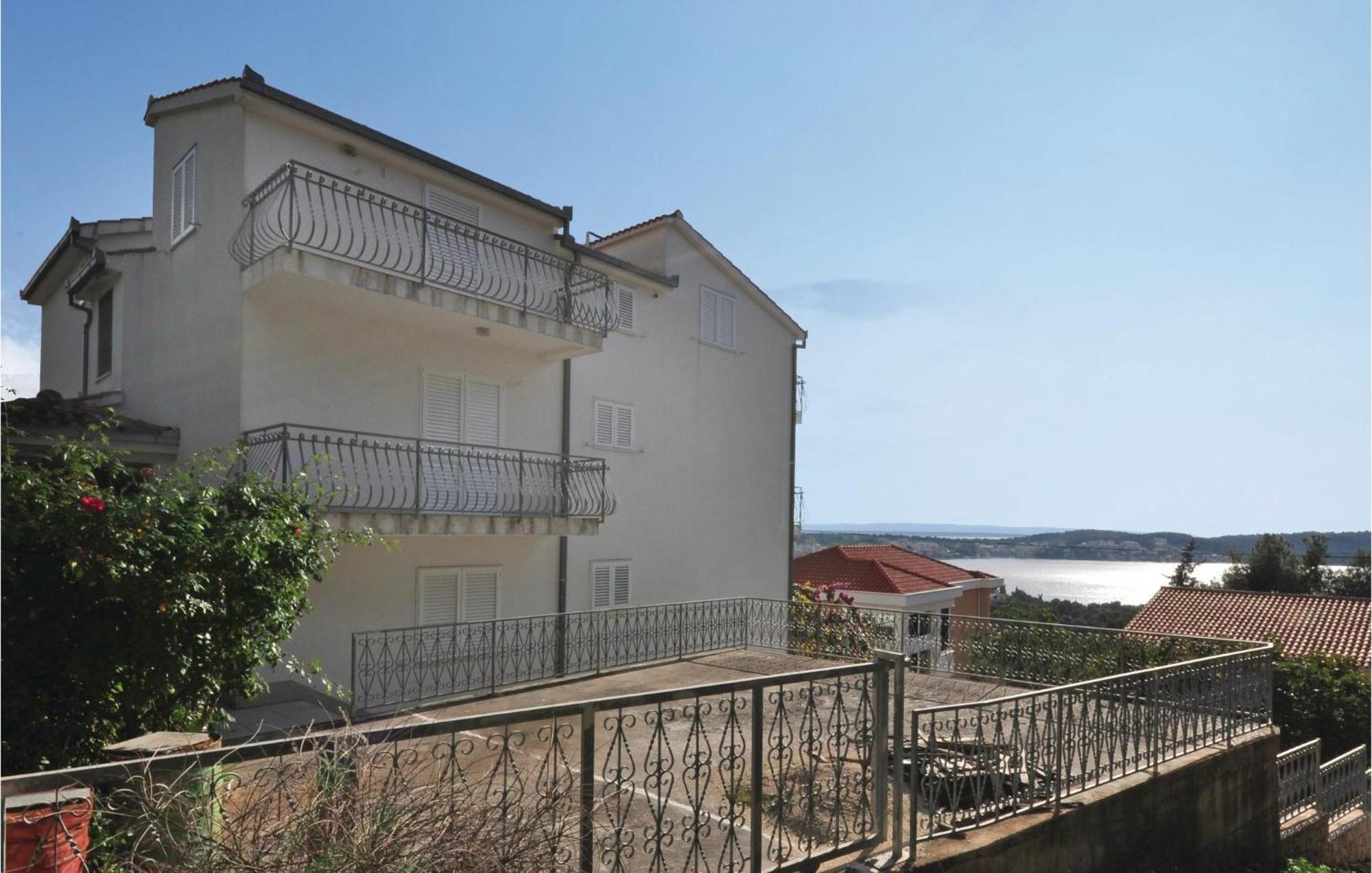 Lovely Apartment In Trogir With Kitchen 외부 사진